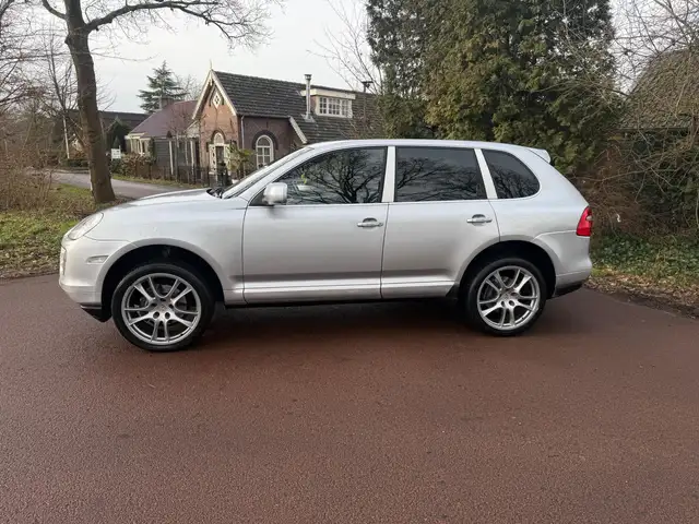 Porsche Cayenne view 3