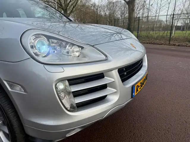 Porsche Cayenne view 27