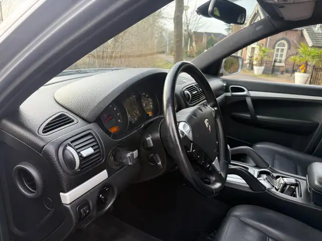 Porsche Cayenne view 20