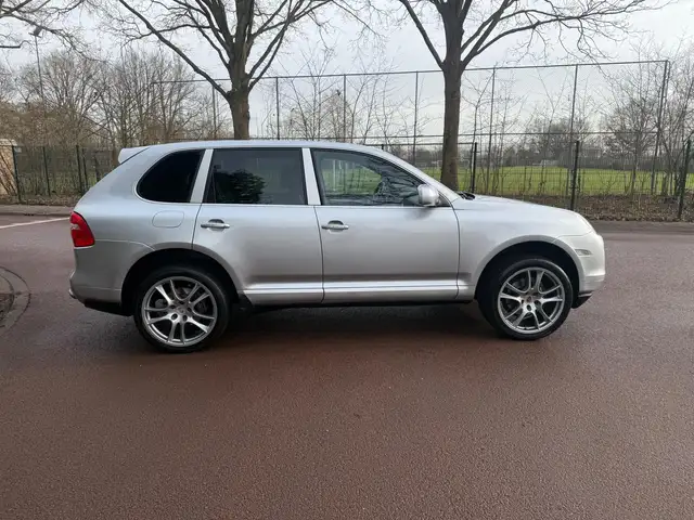 Porsche Cayenne view 7