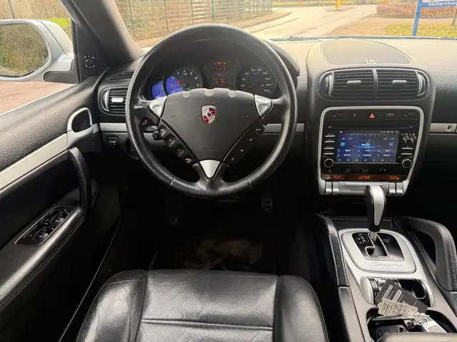Porsche Cayenne view 14