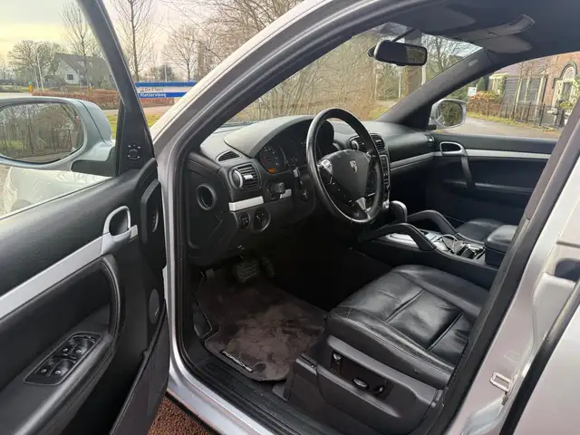 Porsche Cayenne view 9