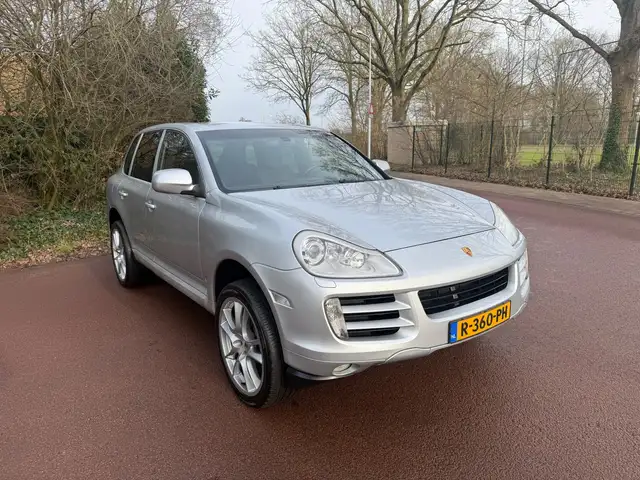 Porsche Cayenne view 8