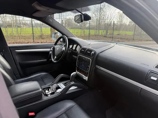 Porsche Cayenne view 12