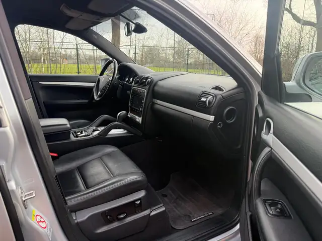 Porsche Cayenne view 11