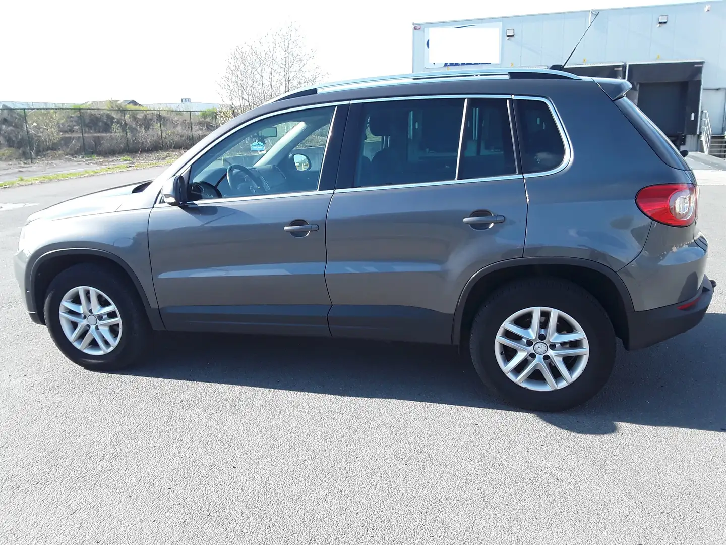 Volkswagen Tiguan Tiguan 2.0 TDI 140 FAP BlueMotion Grijs - 1
