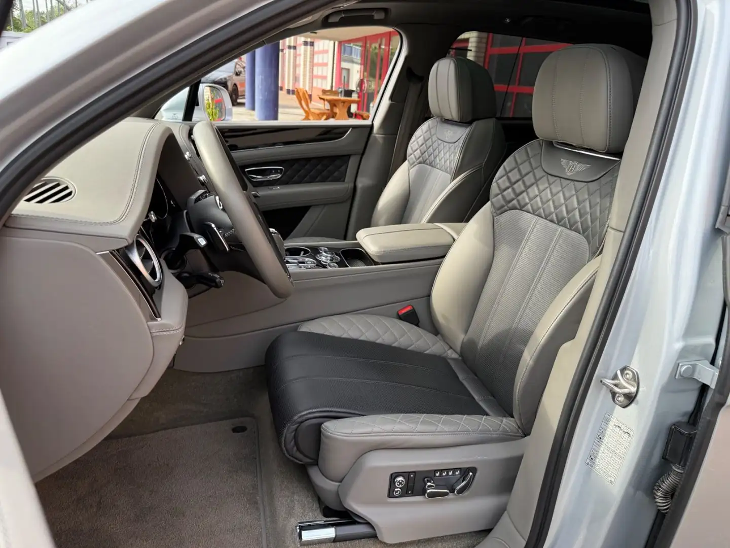 Bentley Bentayga BENTAYGA 6.0 W12, MULLINER, PANORAMA Silber - 2