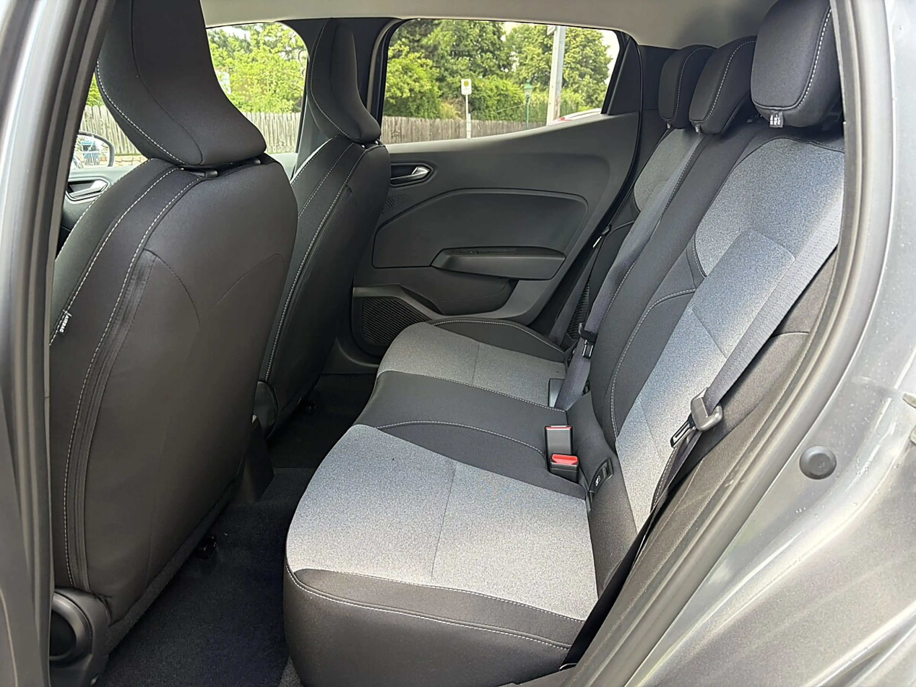 Mitsubishi Colt 1,6 HEV Invite — photo 10