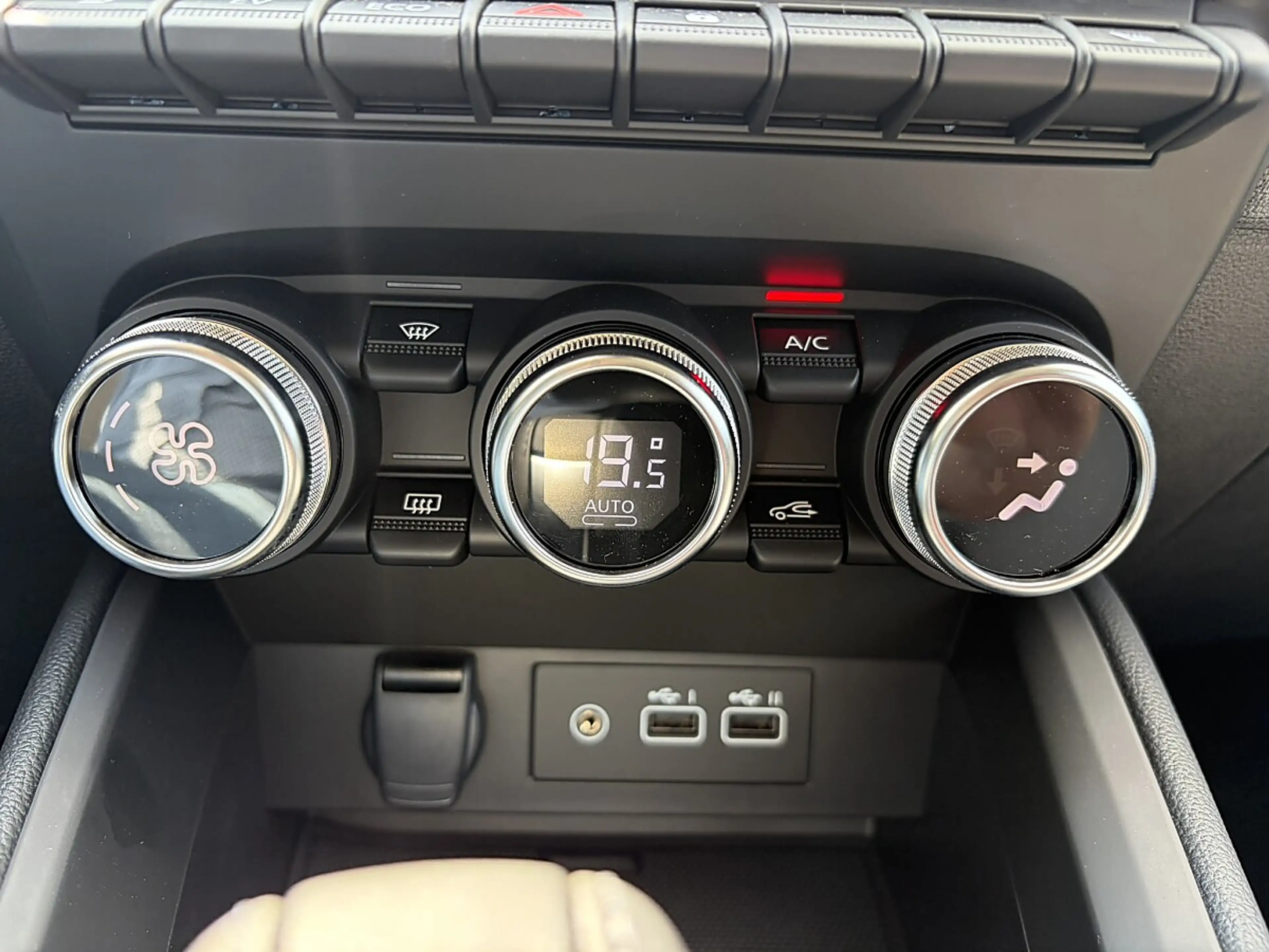 Mitsubishi Colt 1,6 HEV Invite — photo 15