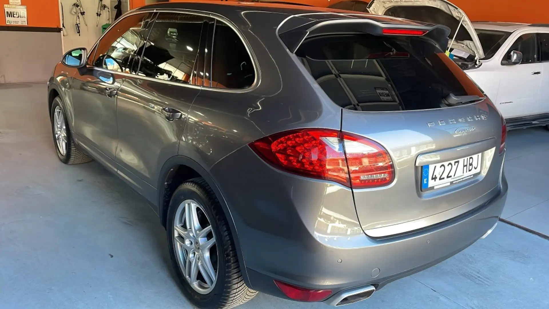 Porsche Cayenne Diesel 245 Aut. Gris - 2
