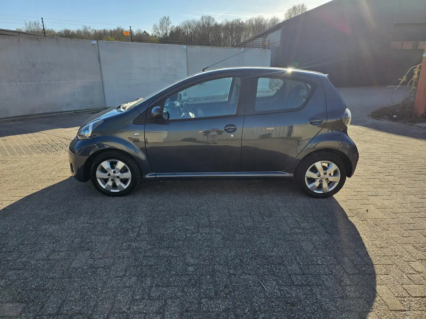 Toyota Aygo 1.0 VVT-i Xpress,Apk,Nap,Airco,Trekhaak Gris - 2
