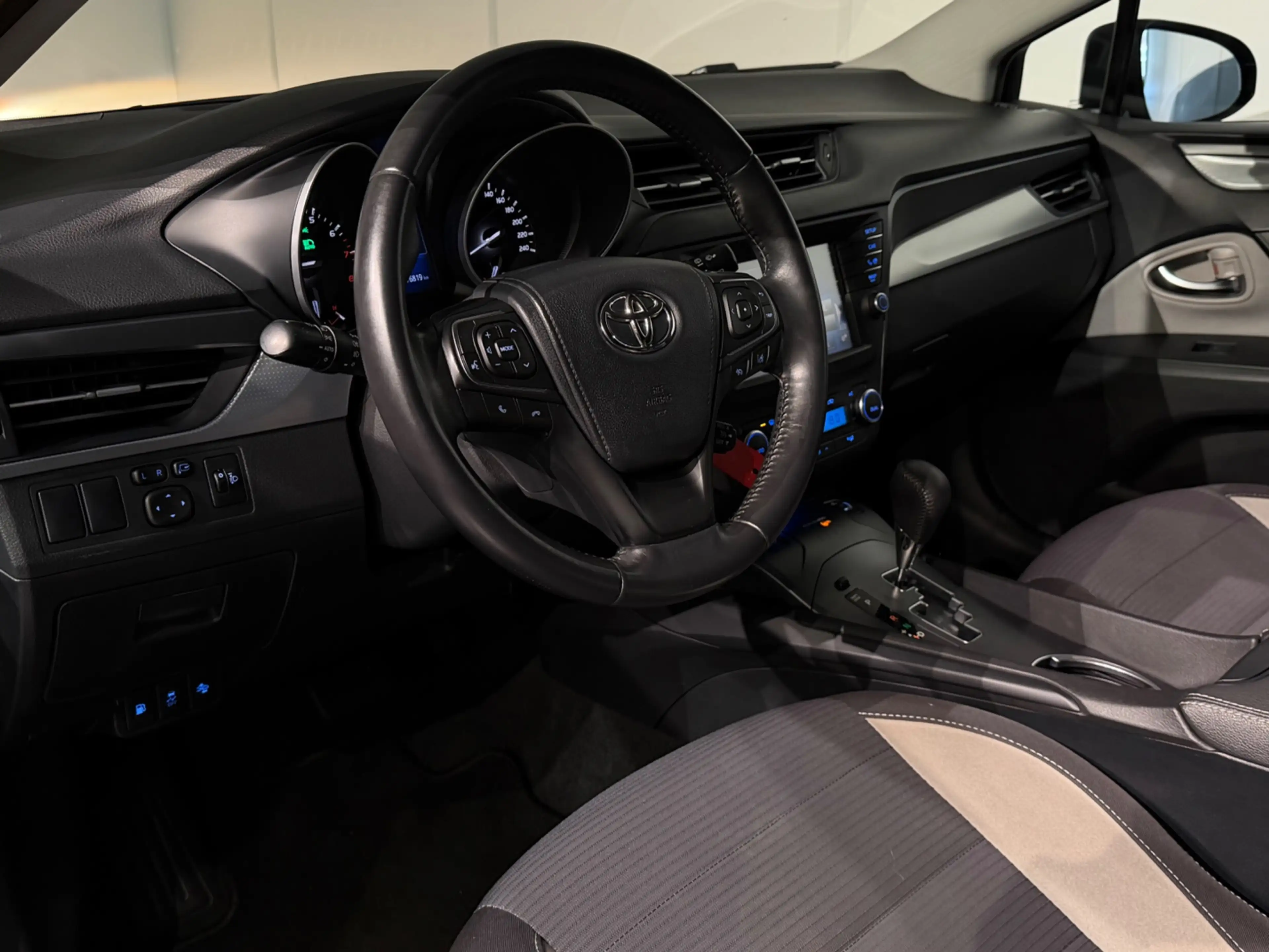 Toyota Avensis Touring Sports 1.8 VVT-i Business Plus AUT /Clima/ — photo 9