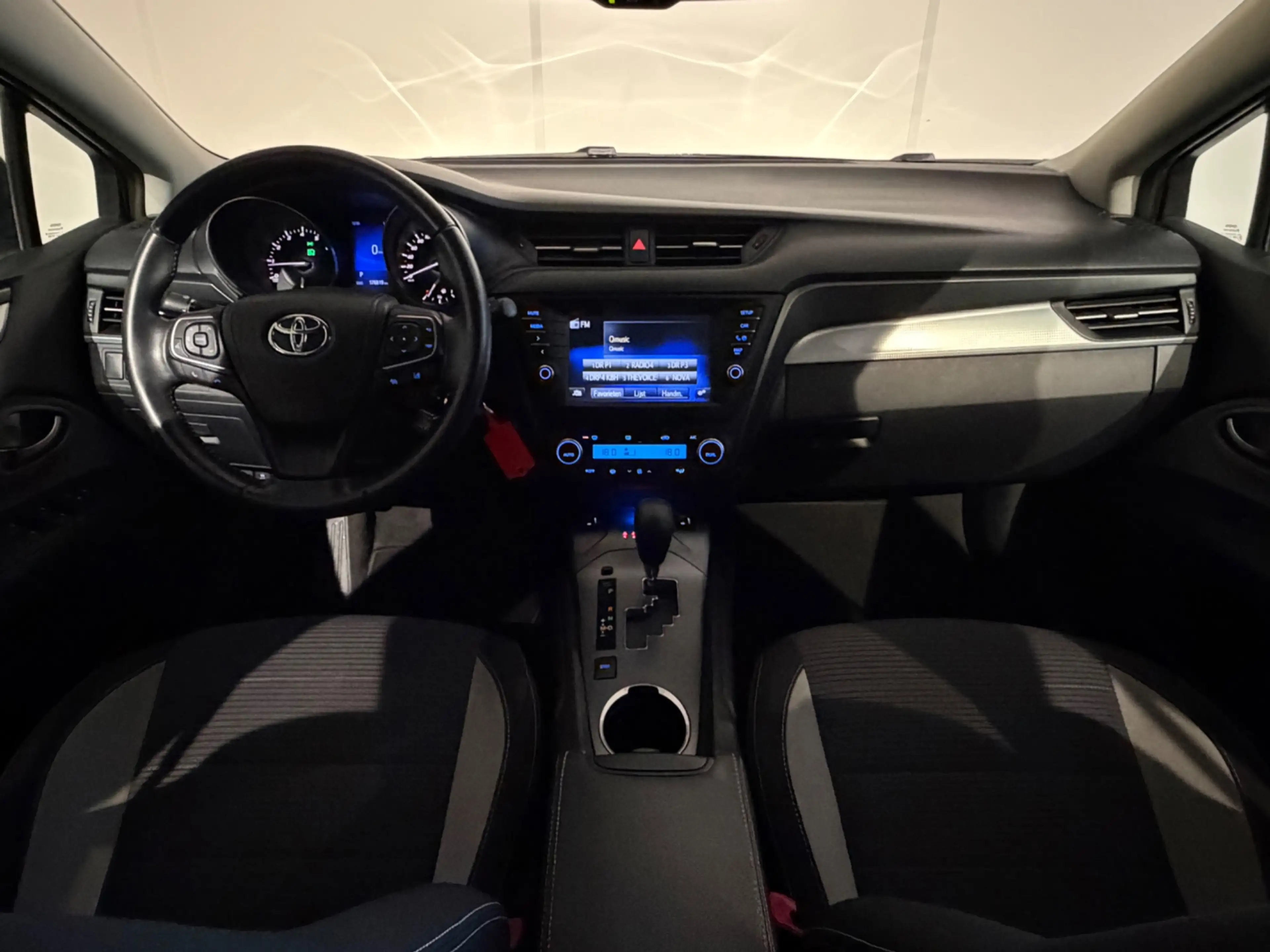 Toyota Avensis Touring Sports 1.8 VVT-i Business Plus AUT /Clima/ — photo 2
