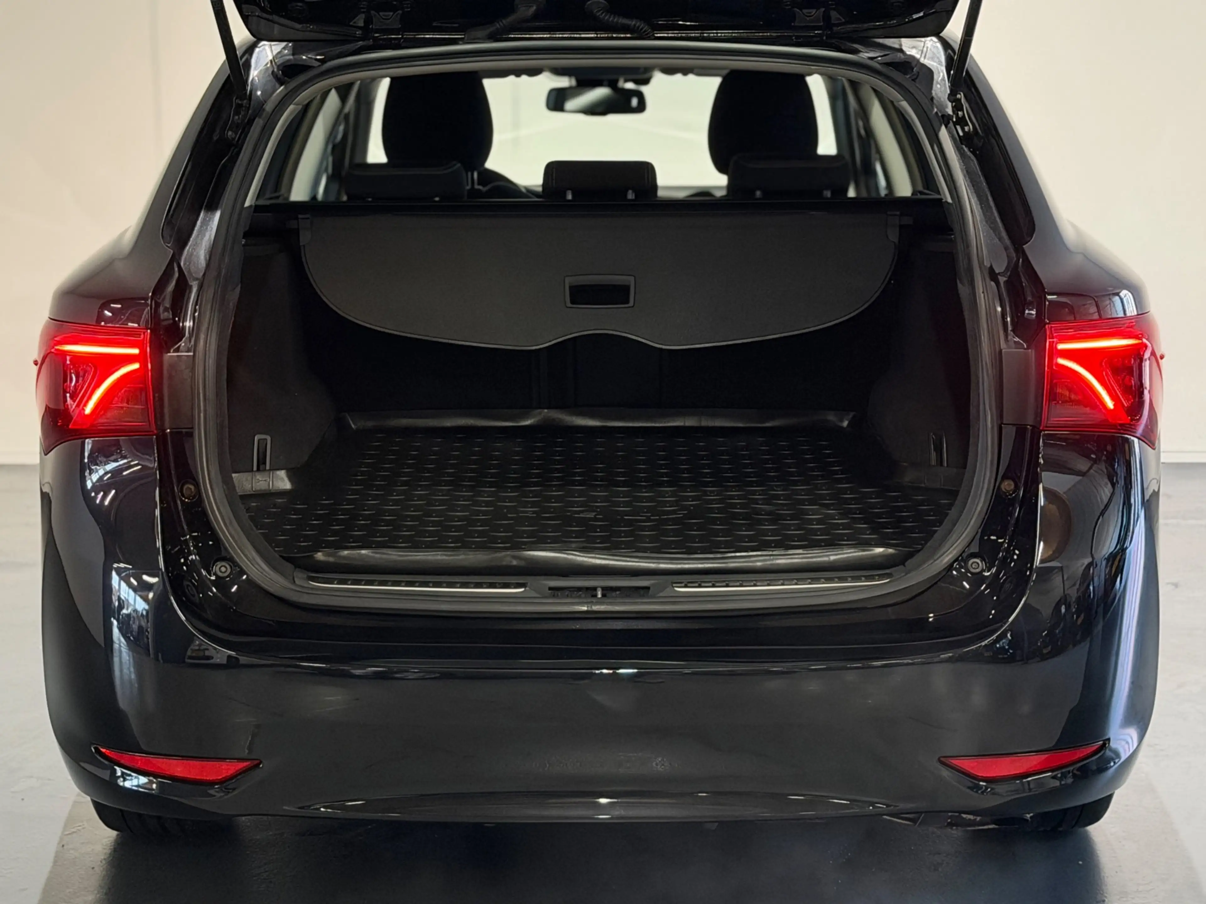 Toyota Avensis Touring Sports 1.8 VVT-i Business Plus AUT /Clima/ — photo 8