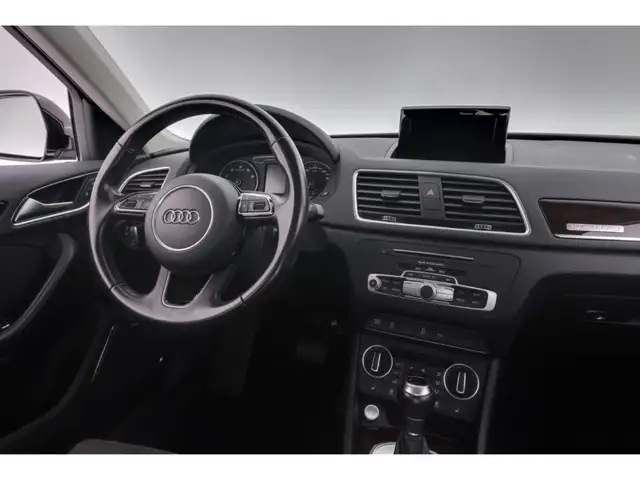 Audi Q3 view 13