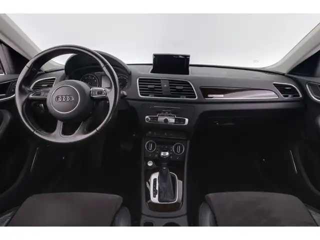 Audi Q3 view 12