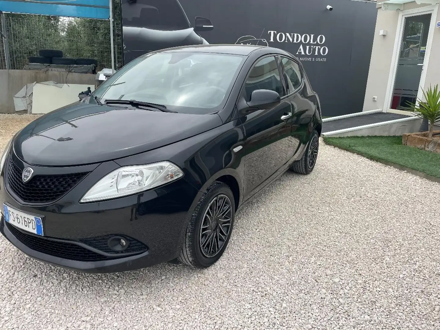Lancia Ypsilon 1.2 69 CV 5p. Gold Чорний - 2
