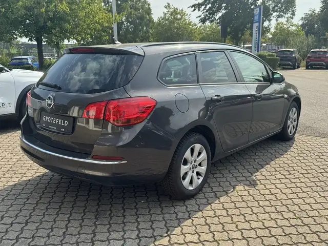 Opel Astra view 3