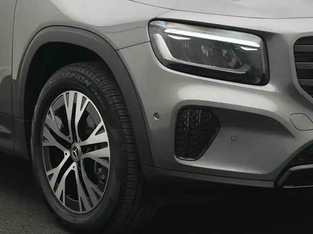 Mercedes-Benz GLB view 9