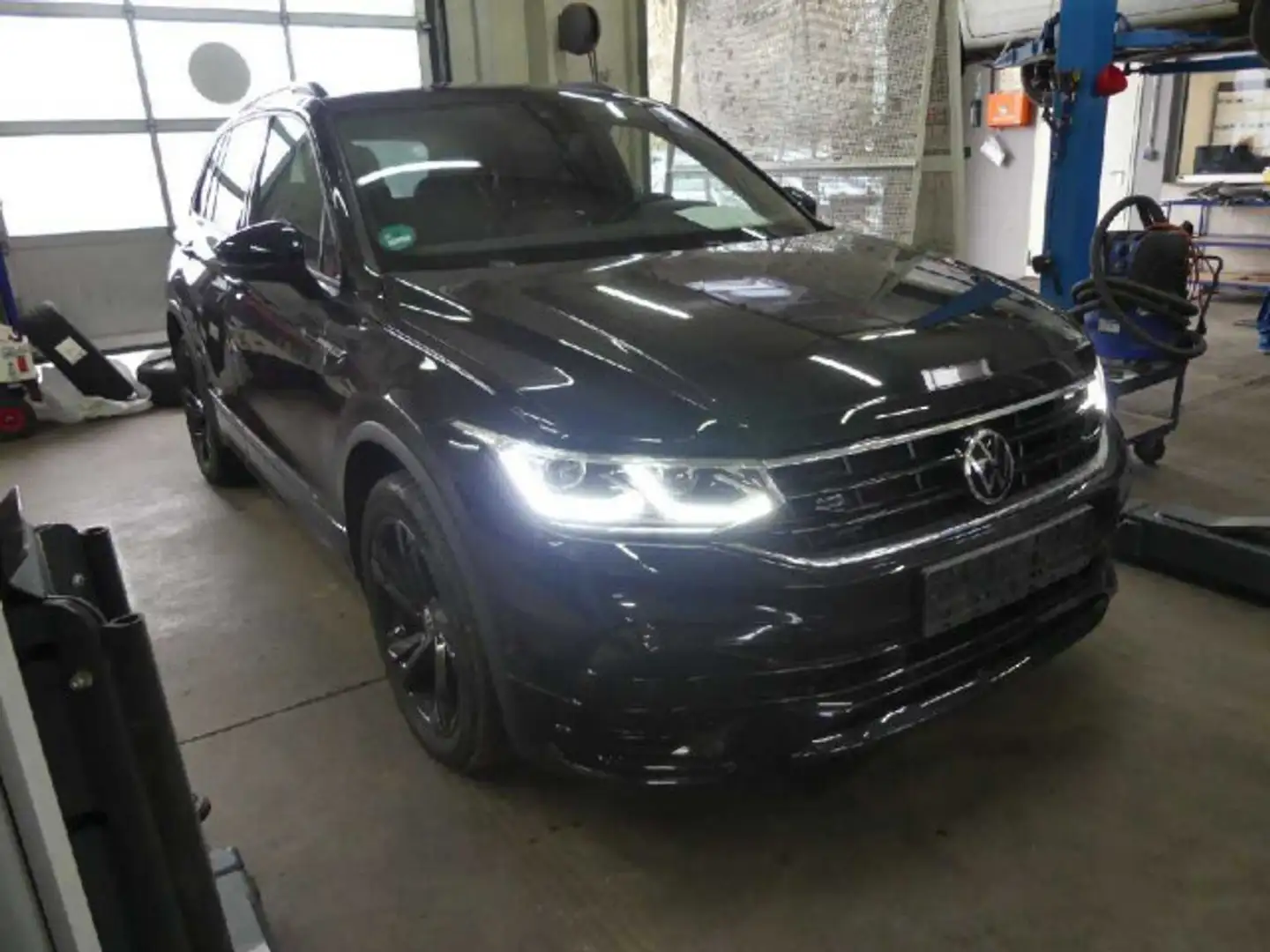 Volkswagen Tiguan R-Line 2.0 TDI DSG NAVI RFK AHK LED SHZ A Schwarz - 2