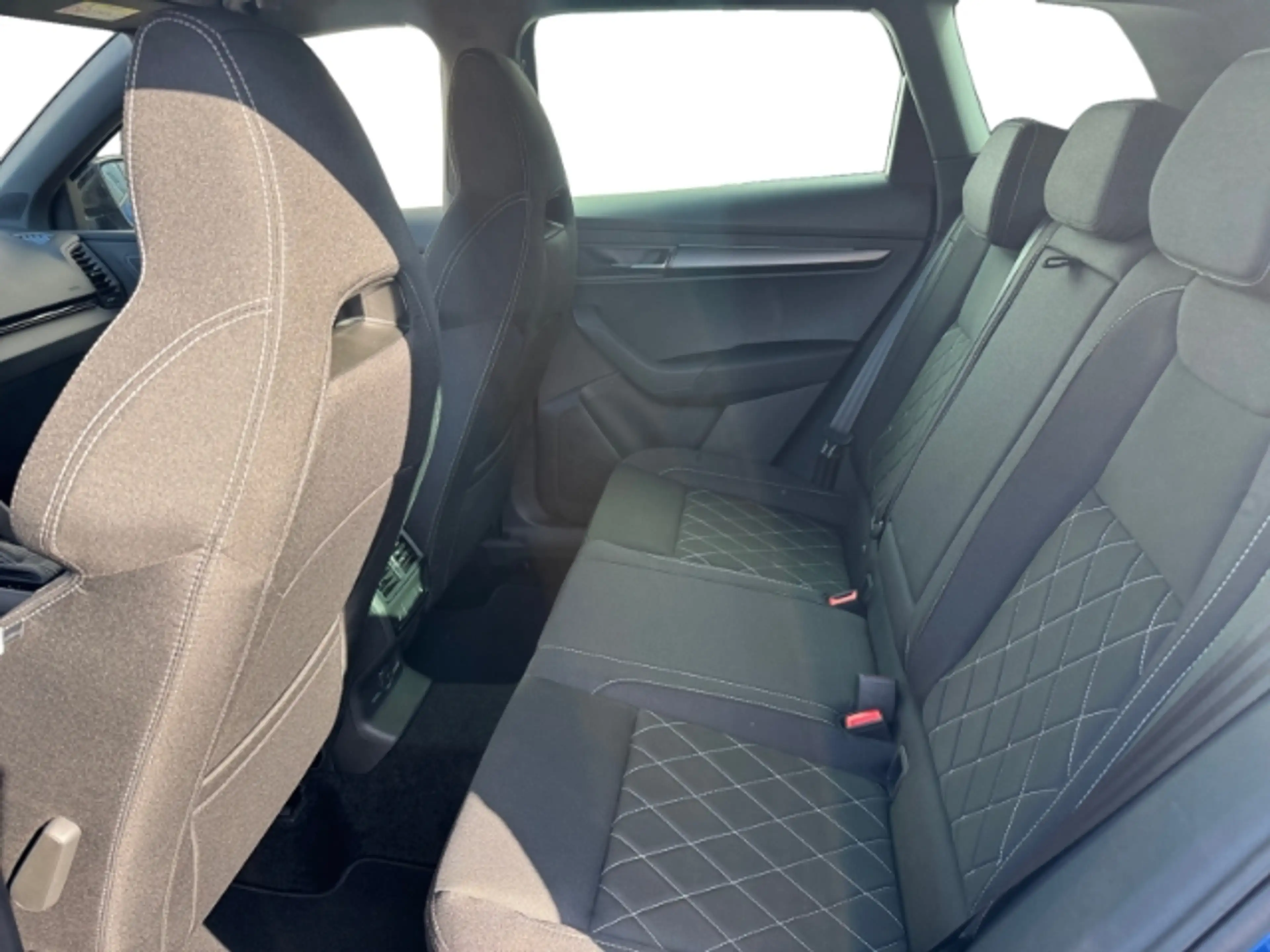 Skoda Karoq 1.5 TSI DSG Sportline MATRIX NAVI AHK 19'' DCC ACC — photo 14