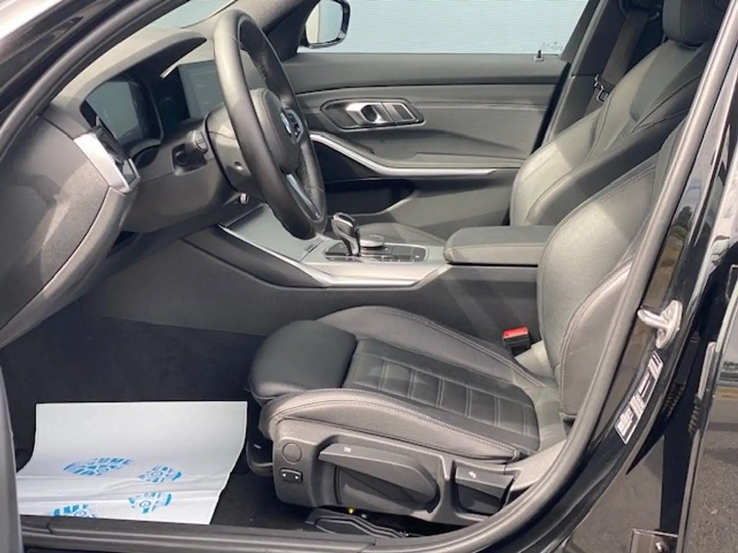 BMW 318 iA * M-Sport * GPS * LED * LEDER * VR * CARPLAY * Zwart - 2