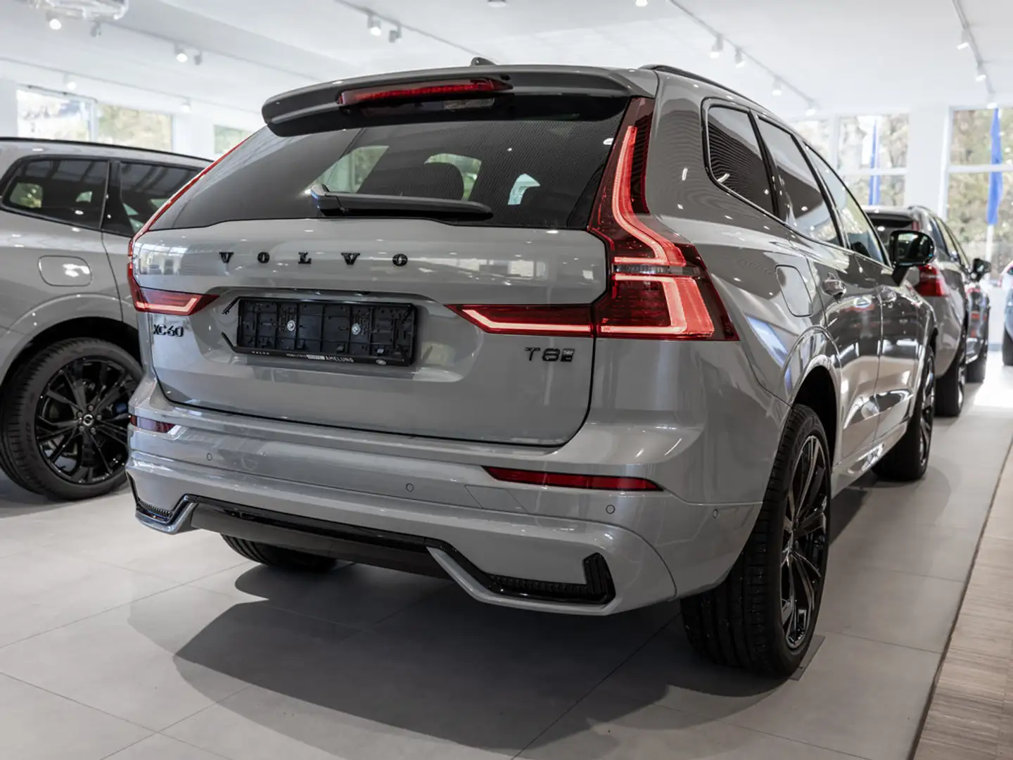 Volvo XC60 T8 AWD Black Edition Ultra LED PANO 360° Grau - 2