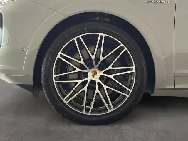 Porsche Cayenne view 9
