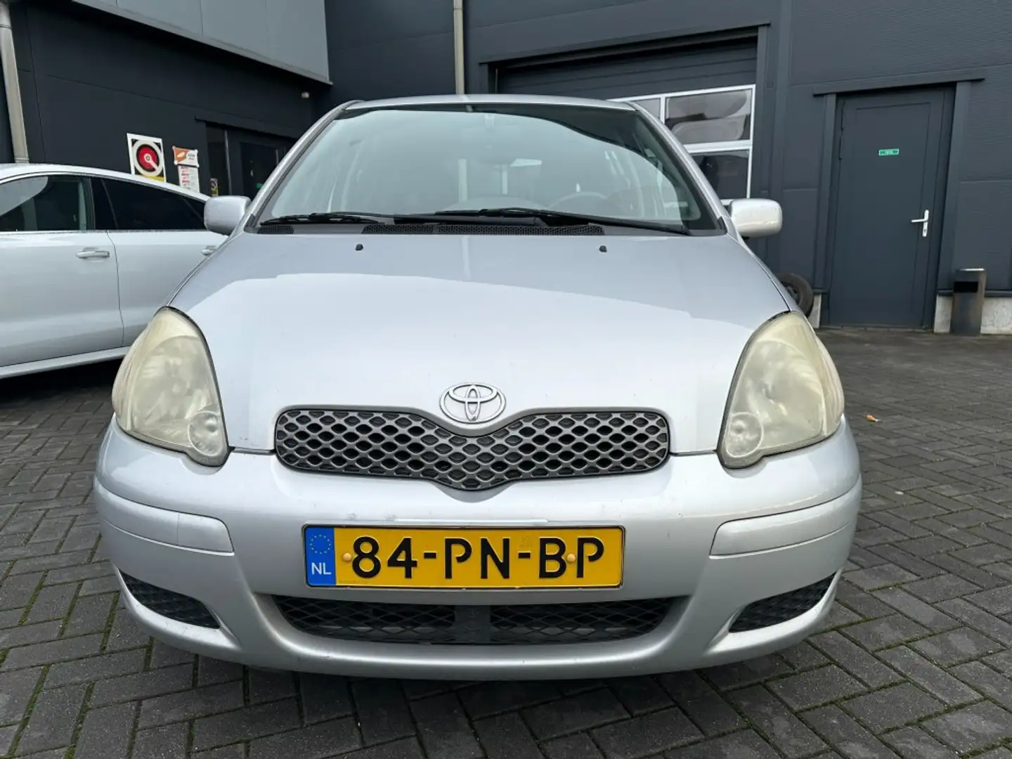 Toyota Yaris 1.30 VVTI met trekhaak, airco, elektrische ramen Grau - 2