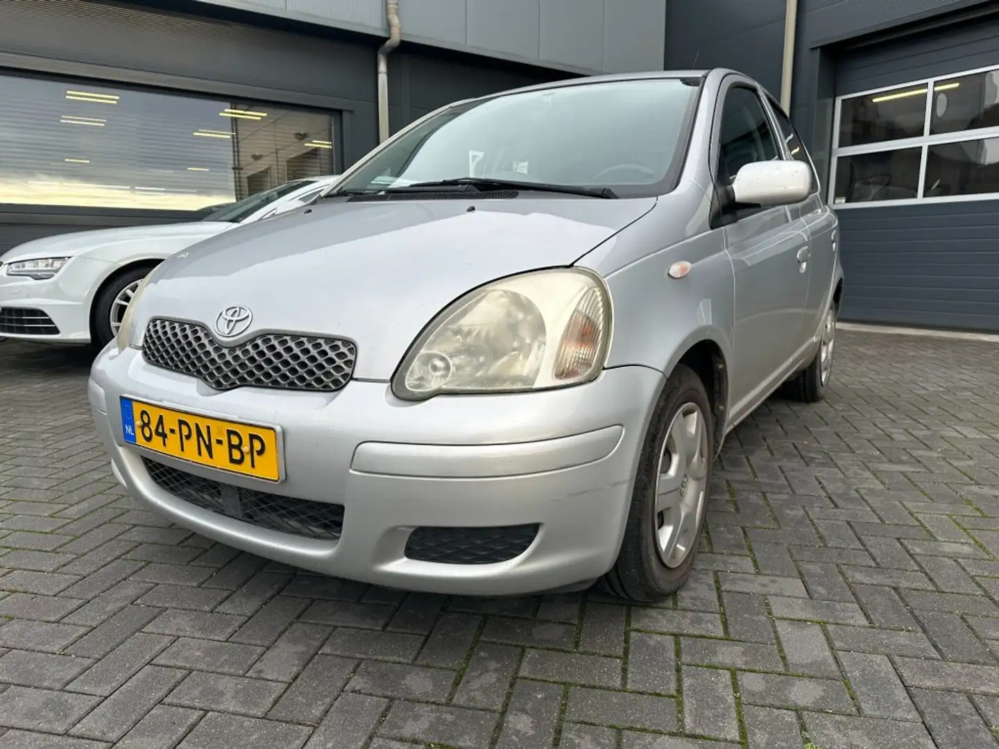 Toyota Yaris 1.30 VVTI met trekhaak, airco, elektrische ramen Grau - 1