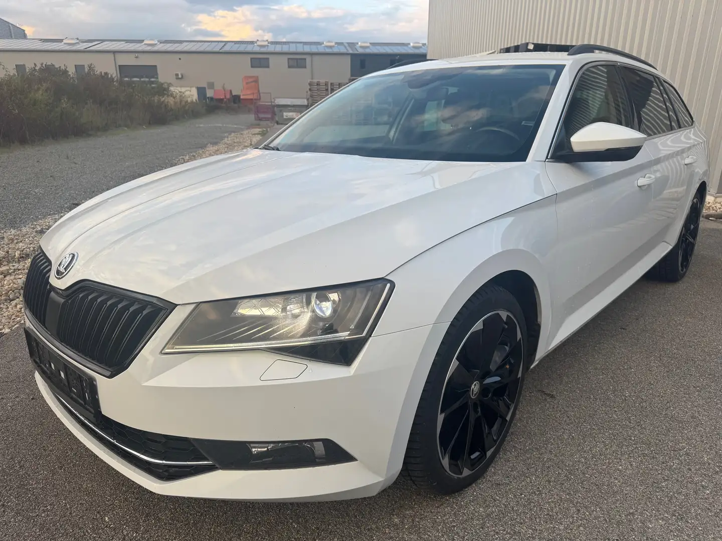 Skoda Superb Ambition *XENON*NAVI*AHK*KAMERA*TOP* Weiß - 1