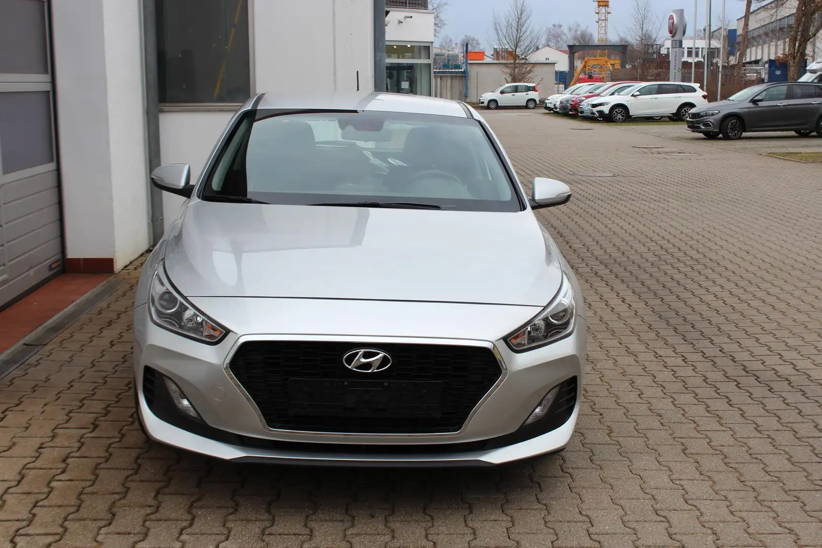 Hyundai i30 Select Select1,4 Ltr. - 73 kW KAT, Anhängerkupp... Silber - 2