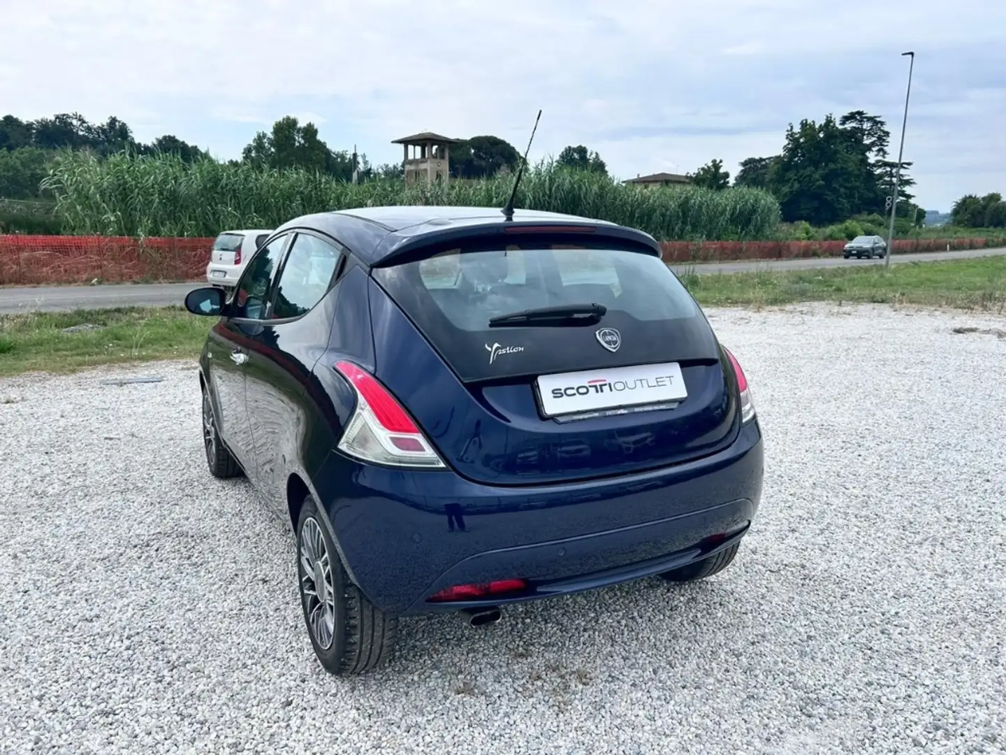 Lancia Ypsilon 1.2 69 CV 5 porte Gold Bleu - 2