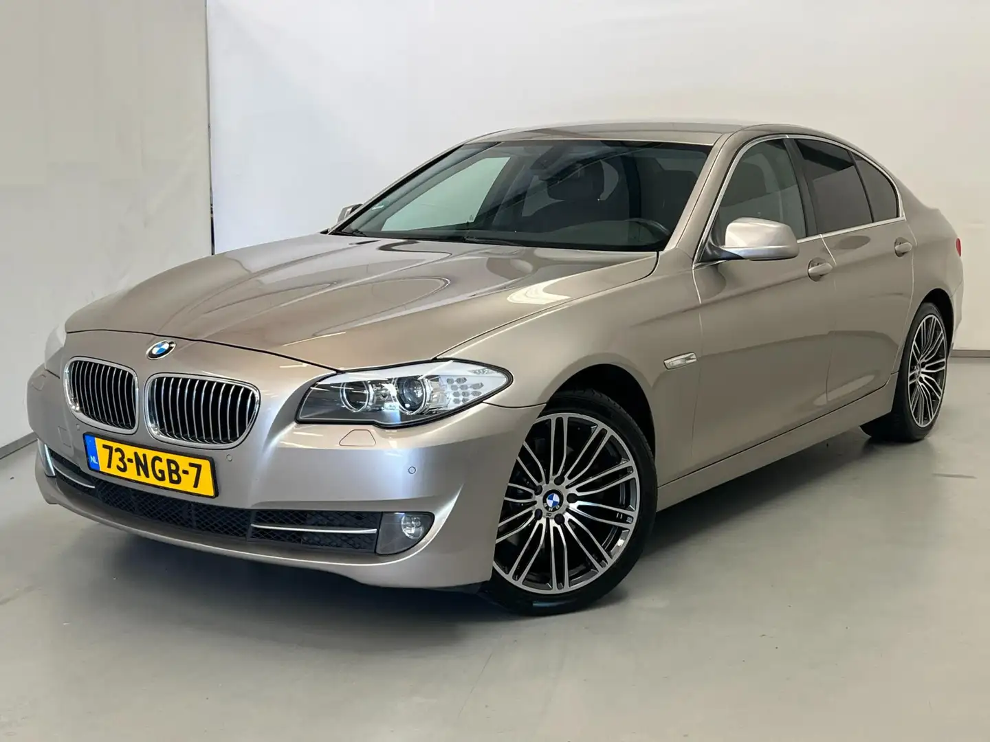 BMW 523 5-serie 523i High Exe / NL-auto / Leder / 19" LM / Grigio - 1