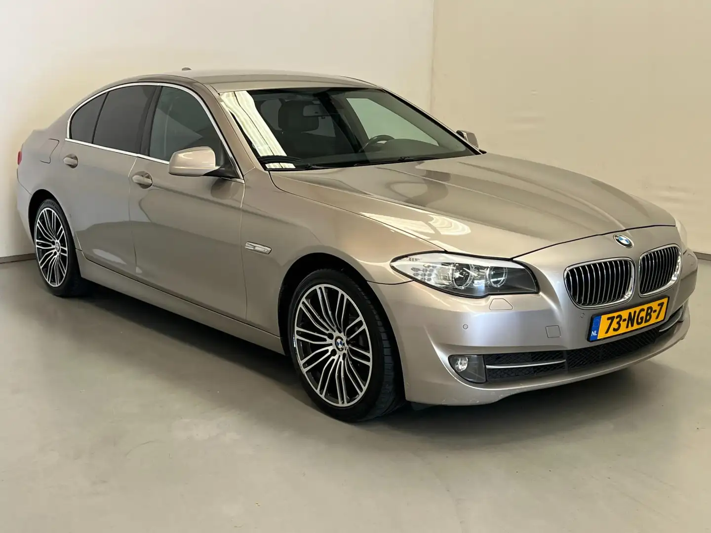 BMW 523 5-serie 523i High Exe / NL-auto / Leder / 19" LM / Grigio - 2