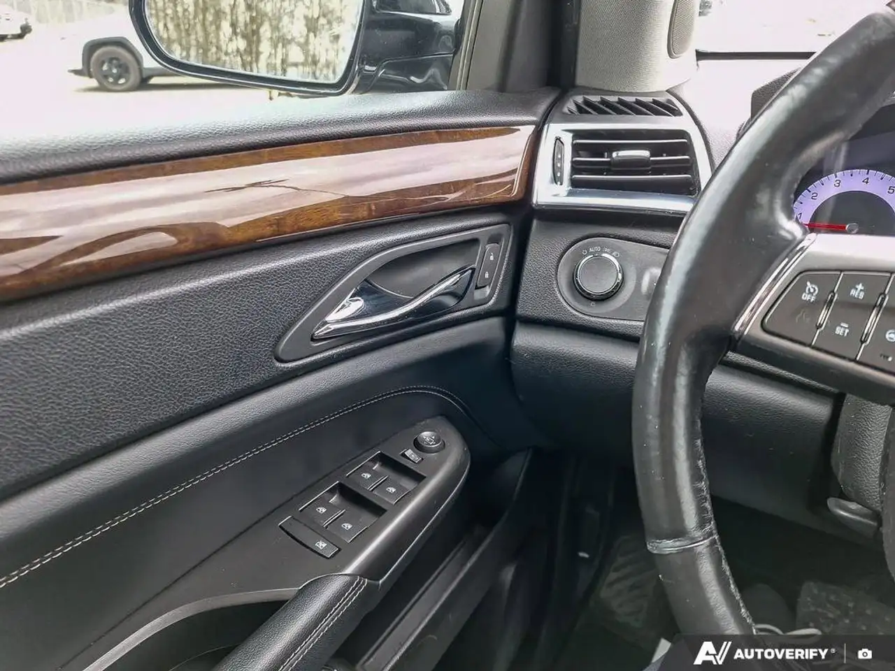 Cadillac SRX снимка Cadillac SRX