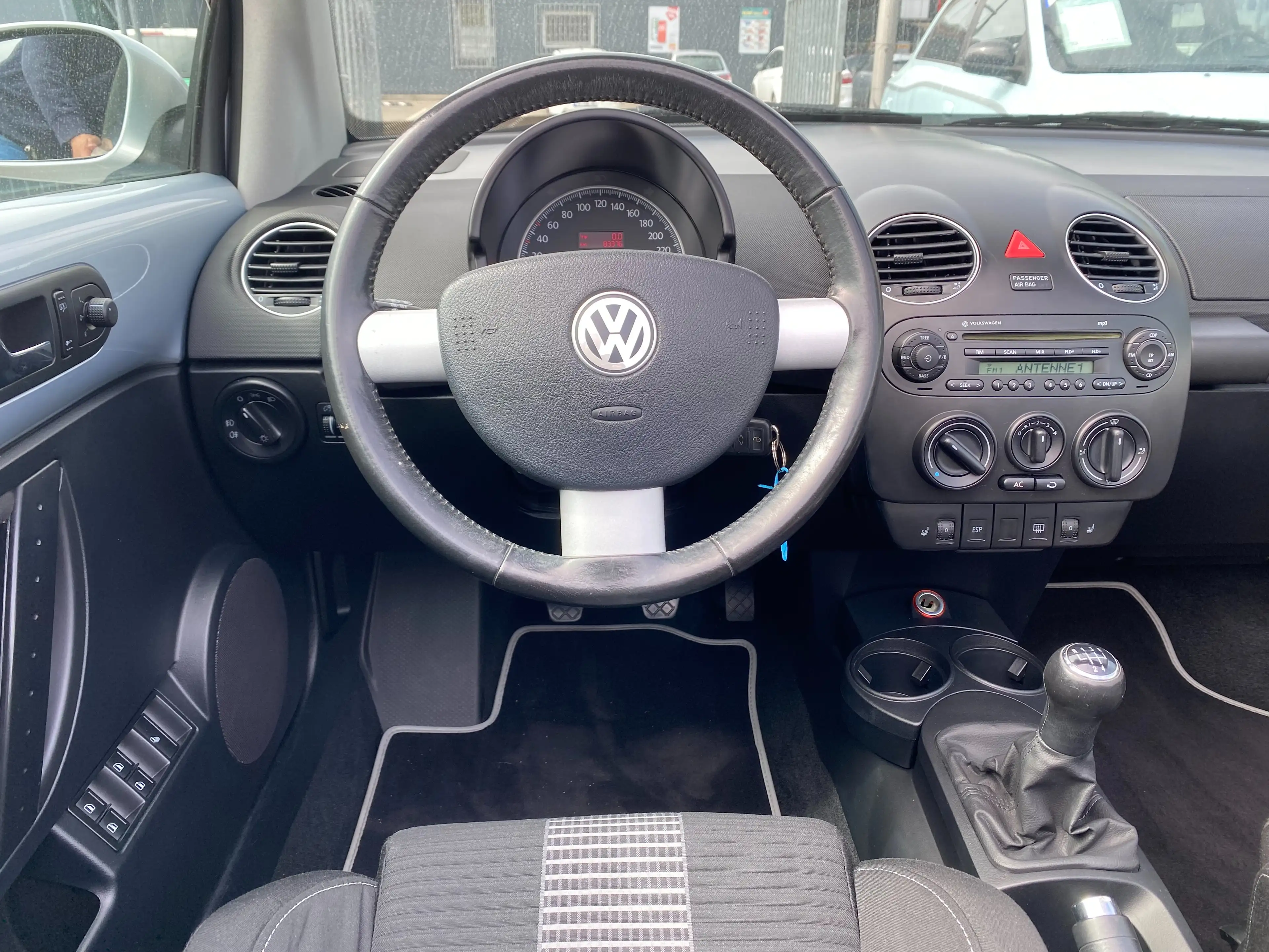 Volkswagen New Beetle Cabriolet 2.0 United — photo 23