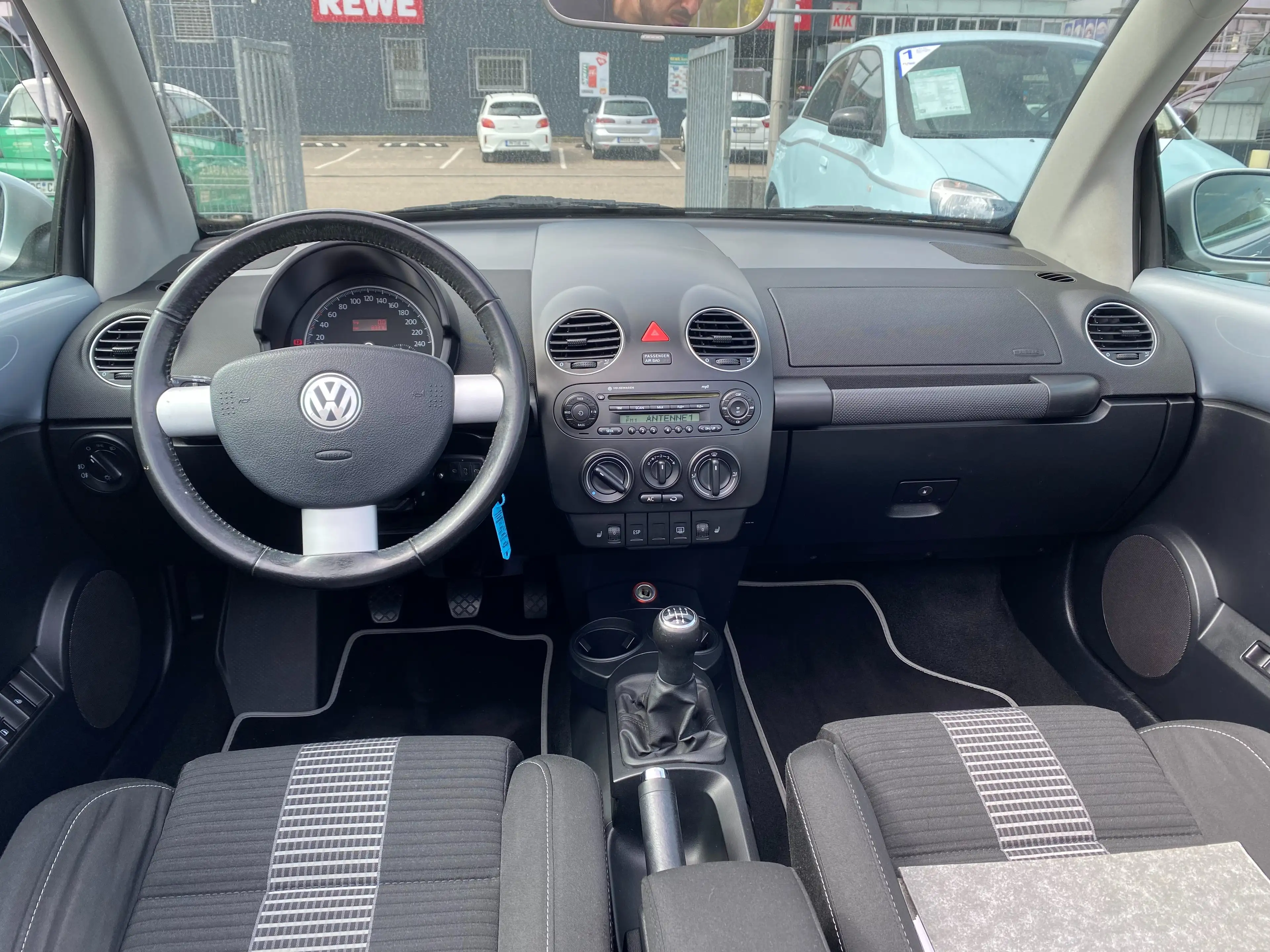 Volkswagen New Beetle Cabriolet 2.0 United — photo 20