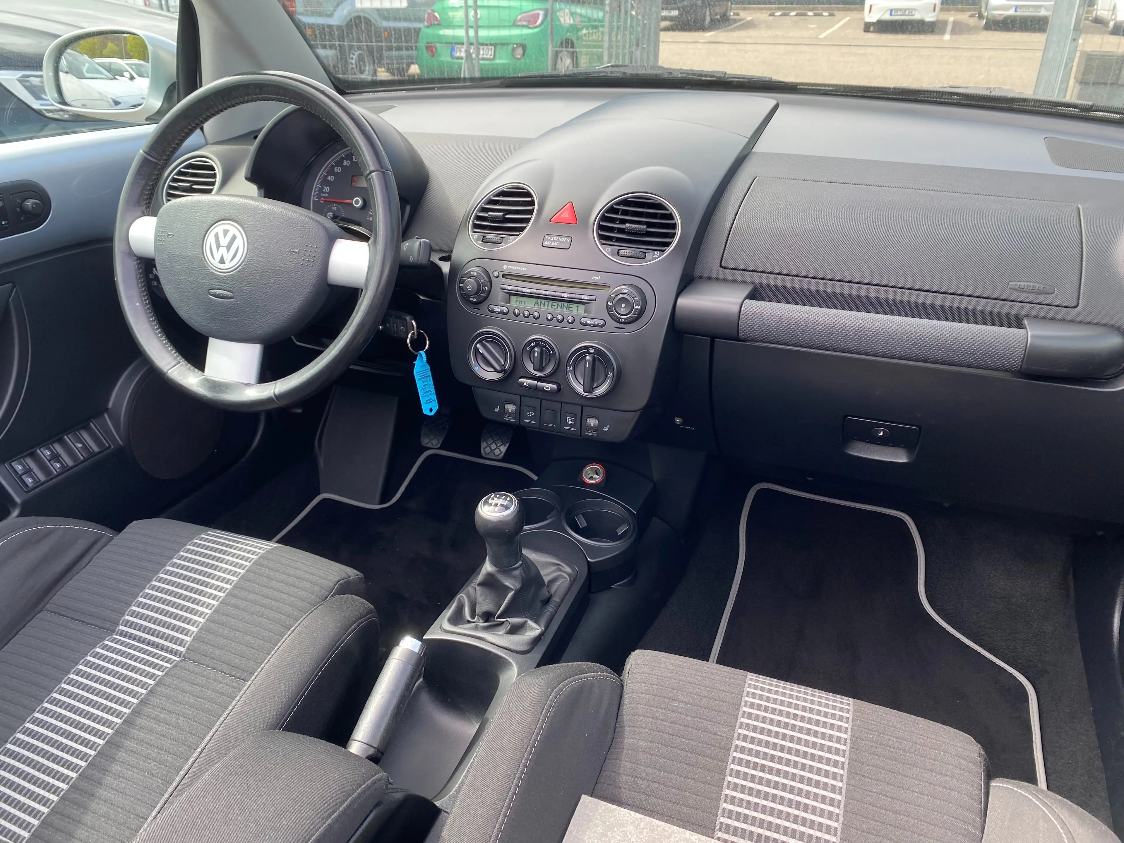 Volkswagen New Beetle Cabriolet 2.0 United — photo 19