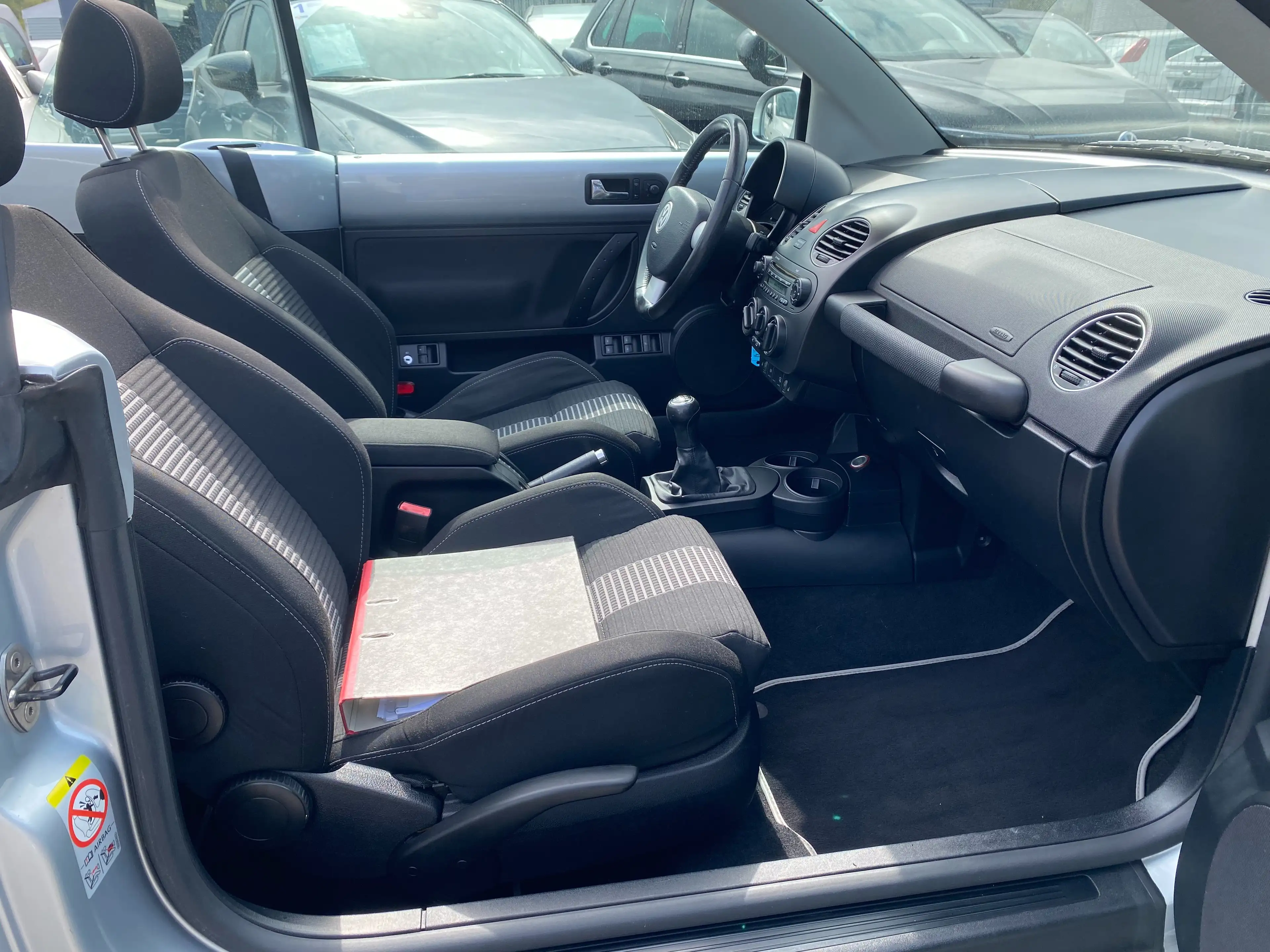 Volkswagen New Beetle Cabriolet 2.0 United — photo 24