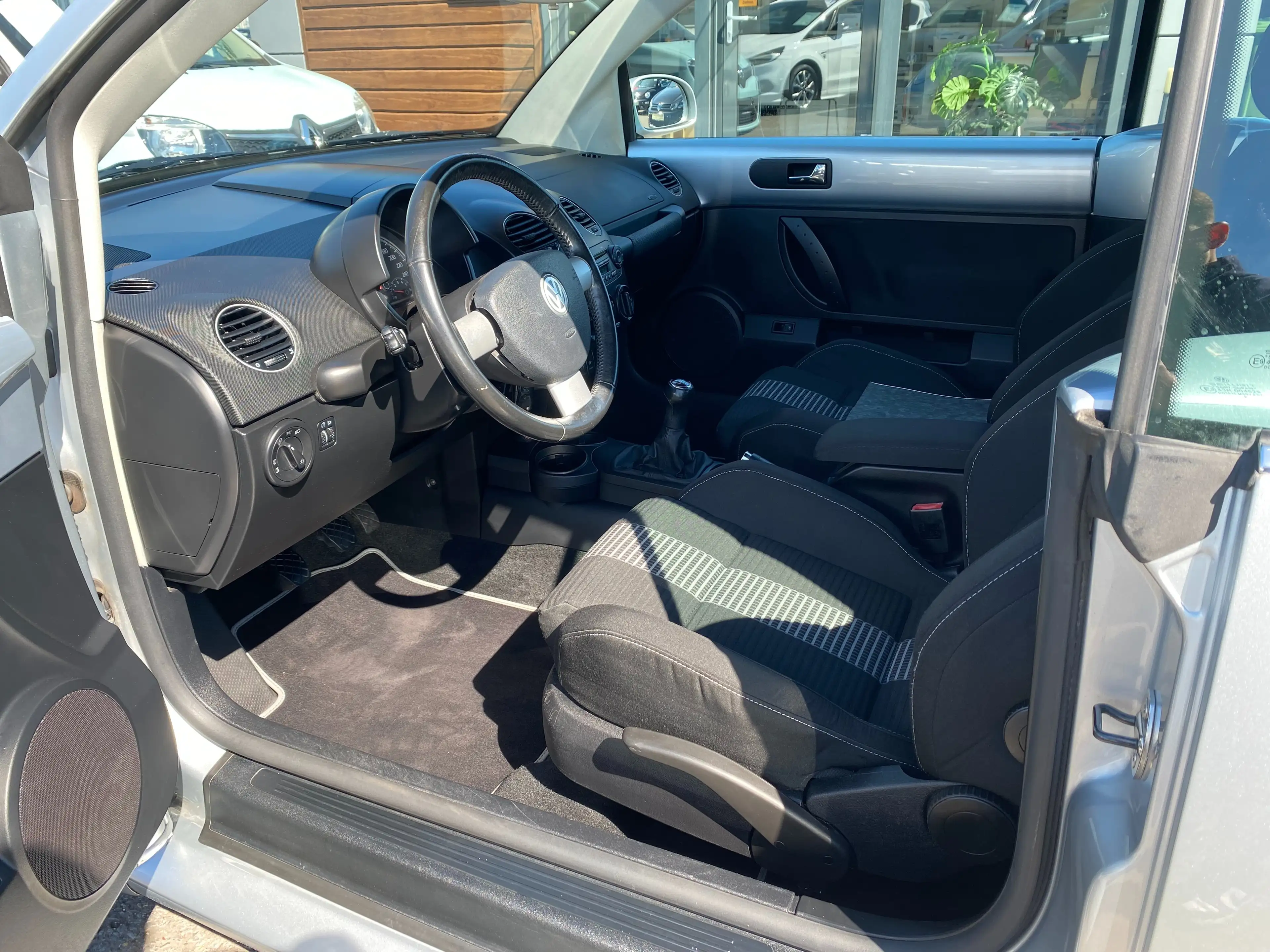 Volkswagen New Beetle Cabriolet 2.0 United — photo 18