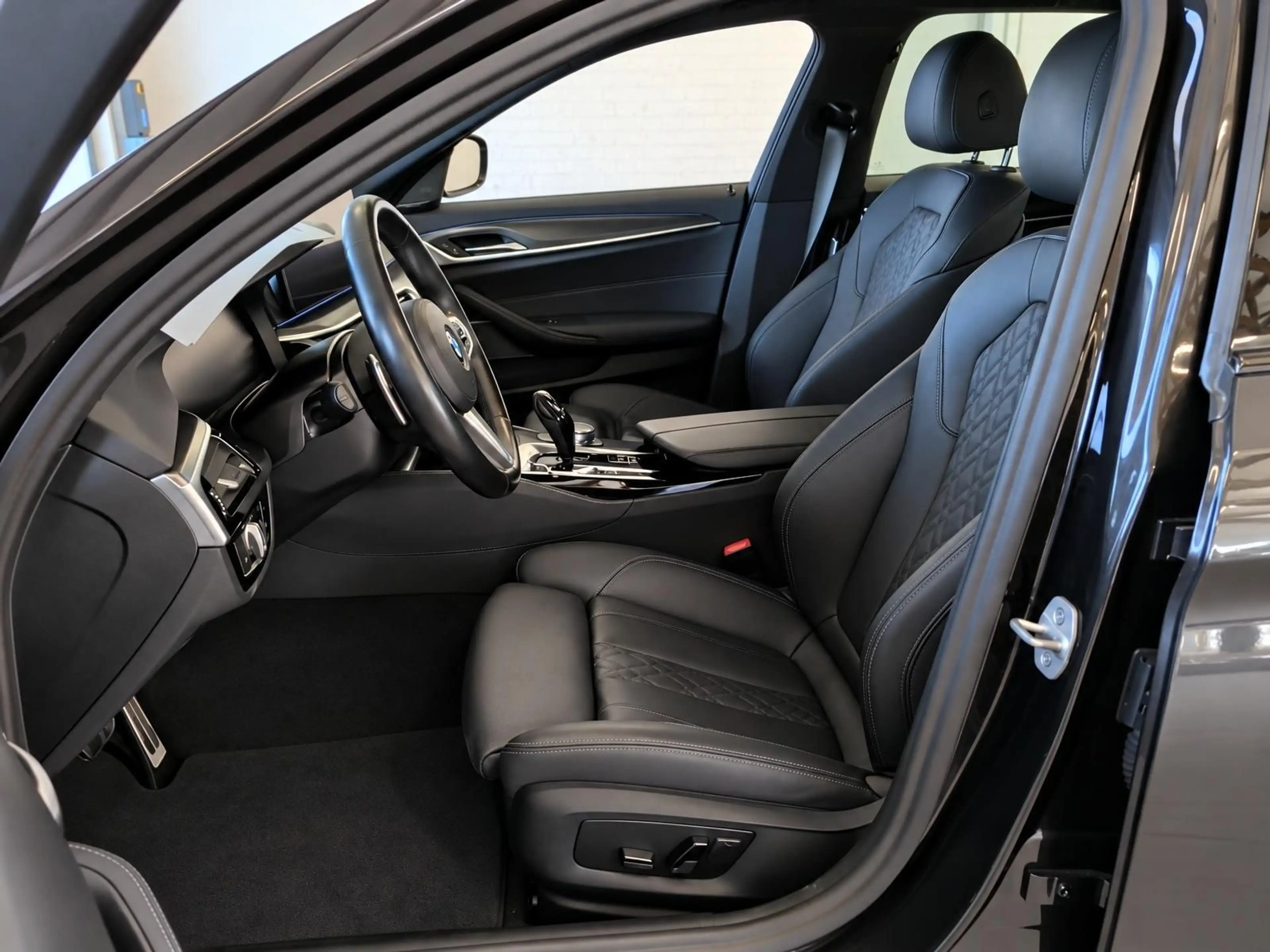 BMW 530 e xDrive Touring M Sport/H&K/LED/AHK/ — photo 3