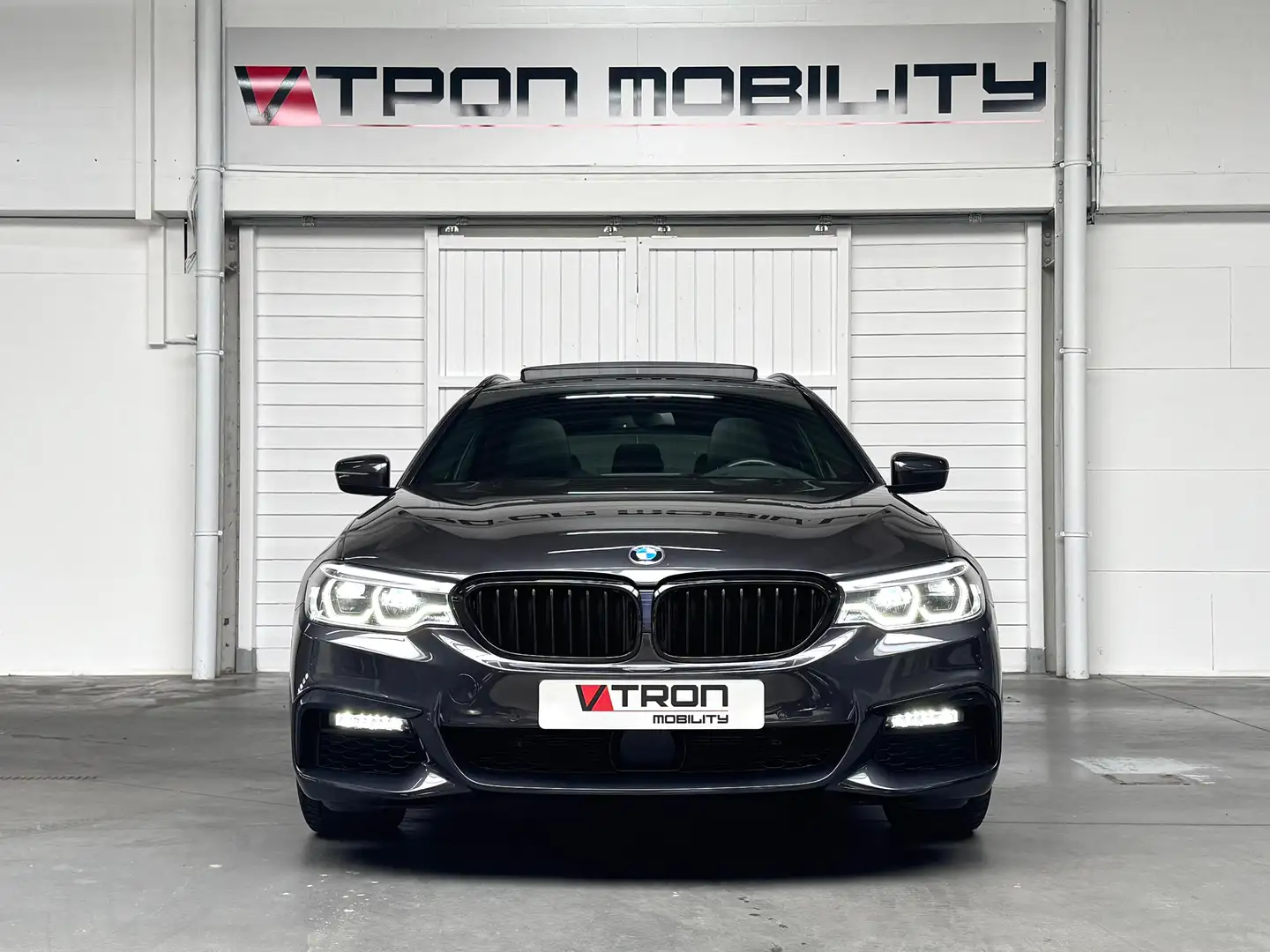 BMW 540 Touring 540iXAS M-Pack PANO*CAM*HEADUP*CARPLAY*ACC Сірий - 2