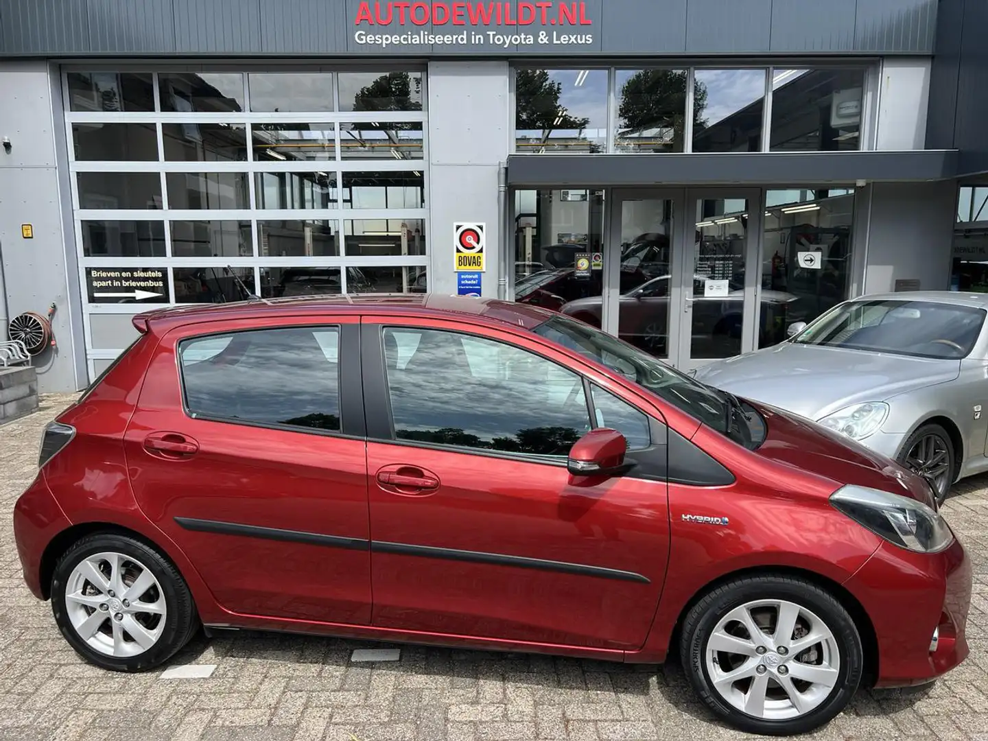 Toyota Yaris 1.5 Hybrid Dynamic Navi 5-drs A/T + 12 MND BOVAG Rood - 1