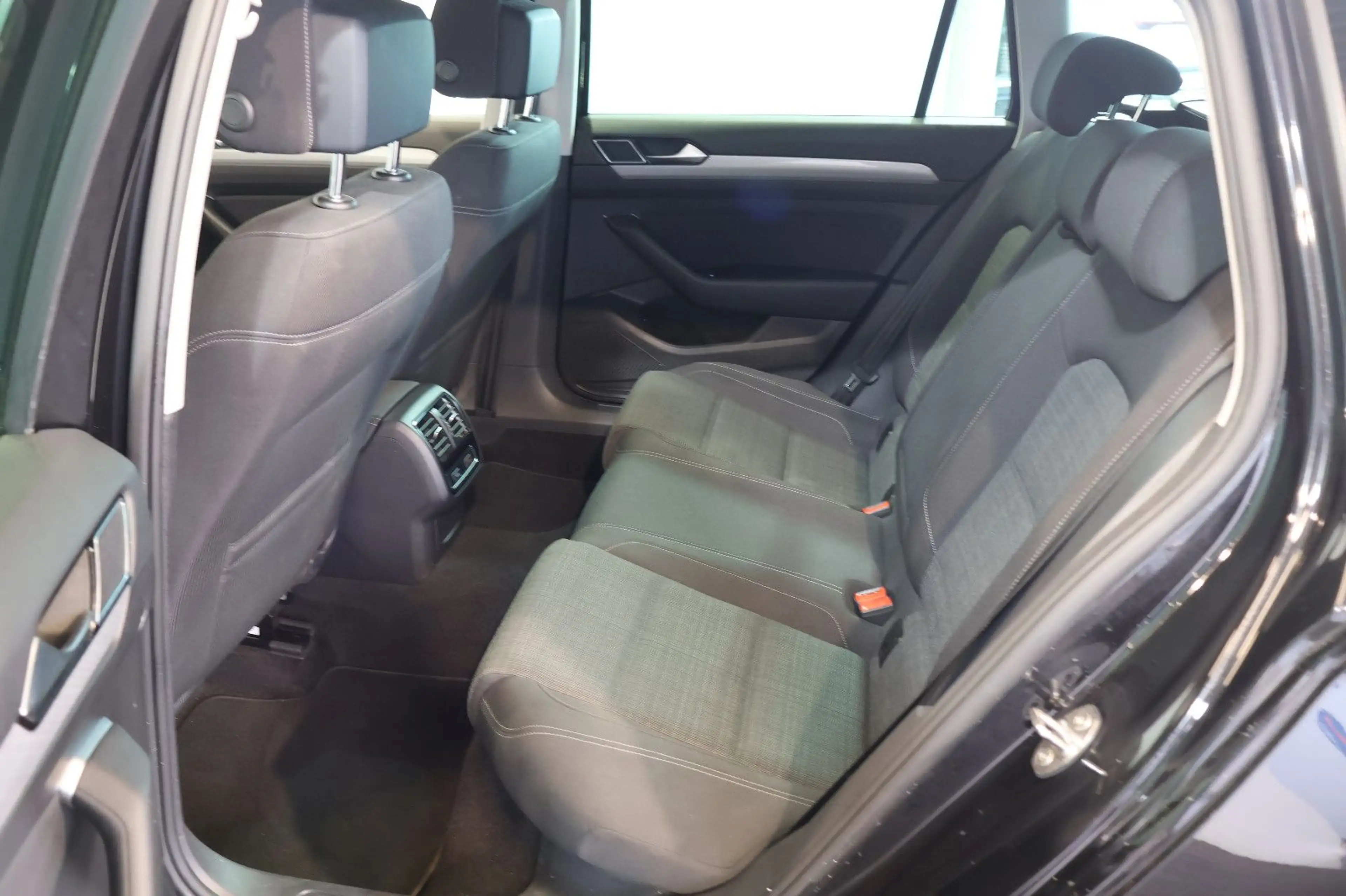 Volkswagen Passat Variant Passat 2.0 TDI Business ACC+LANE+KAM+LED+CARPLAY — photo 11