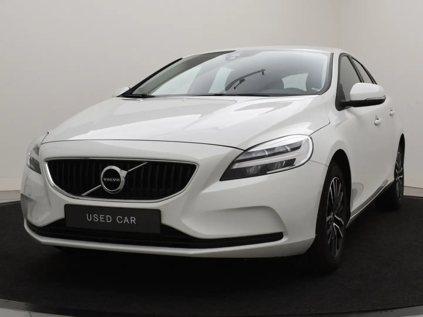 Volvo V40 T2 AUT(6) POLAR+ NAVI STOELVERWARMING PARK ASSIST White - 2