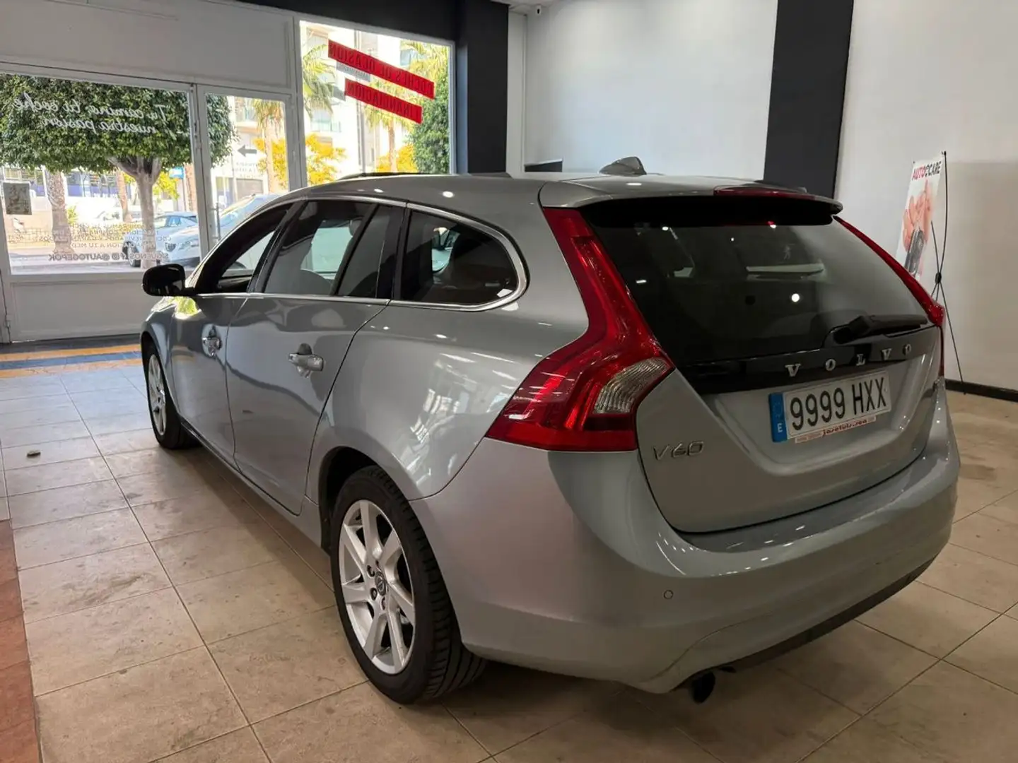 Volvo V60 D2 Momentum Aut. Gris - 2