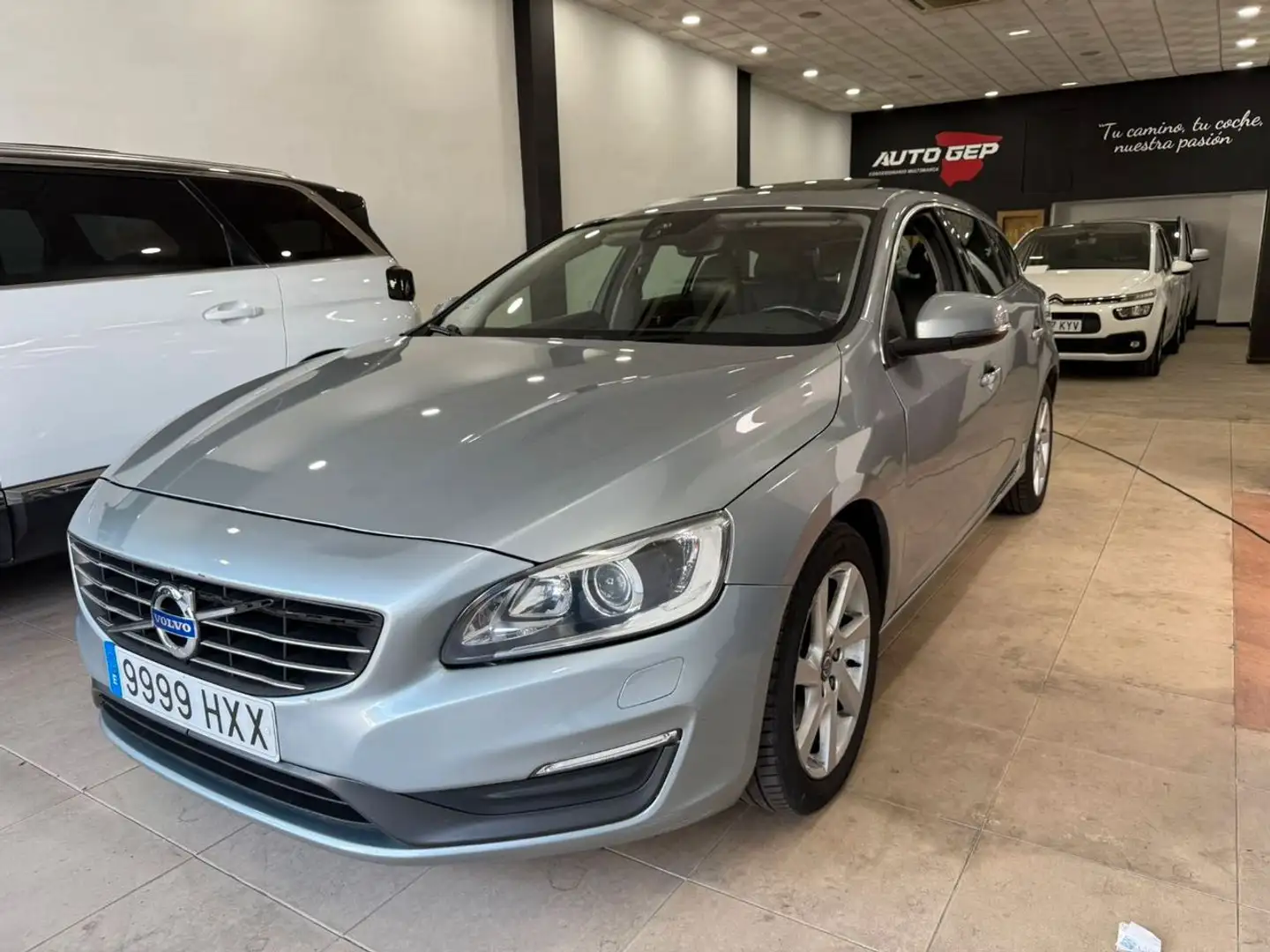 Volvo V60 D2 Momentum Aut. Gris - 1