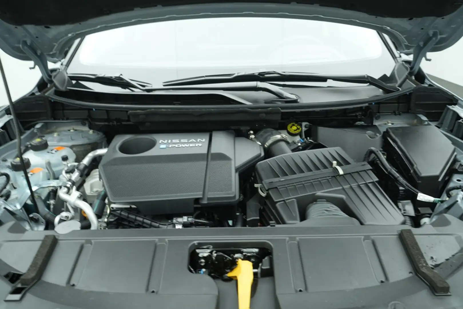 Nissan X-Trail X-T e-4ORCE 213PS 4x4 Tekna 5 Sitze PGD Bose 20" Grau - 2