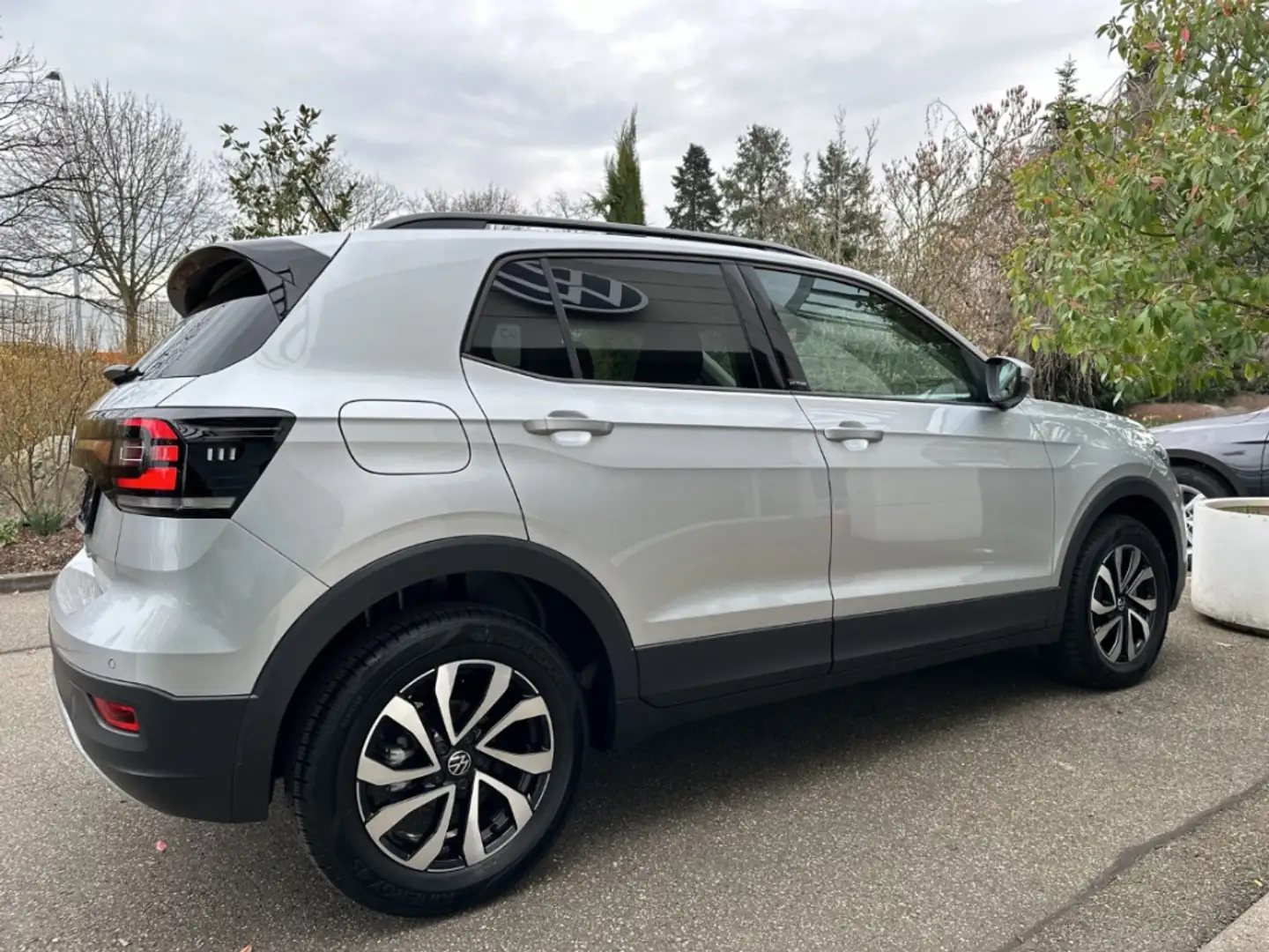 Volkswagen T-Cross Active 1.0 TSI Navi ACC Klima Sitzheizung Zilver - 2